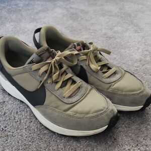 Nike Waffle Debut SE Neutral Olive/Dark Stucco Men’s Size 10 FJ4196-200